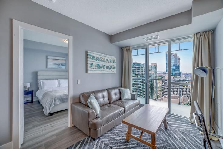 Salle de séjour élégante avec mobilier moderne dans un appartement à Building Front Street West - to-stays-inc - 1471490 à Old Toronto, Toronto Salle de séjour élégante avec mobilier moderne dans un appartement à Building Front Street West - to-stays-inc - 1471490 à Old Toronto, Toronto