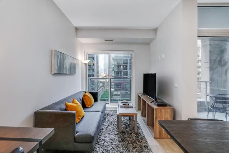 Building Richmond Street West - to-stays-inc - 1471491 adresindeki bir dairede modern mobilyalarla zarif bir şekilde tasarlanmış oturma odası Old Toronto, Toronto Building Richmond Street West - to-stays-inc - 1471491 adresindeki bir dairede modern mobilyalarla zarif bir şekilde tasarlanmış oturma odası Old Toronto, Toronto