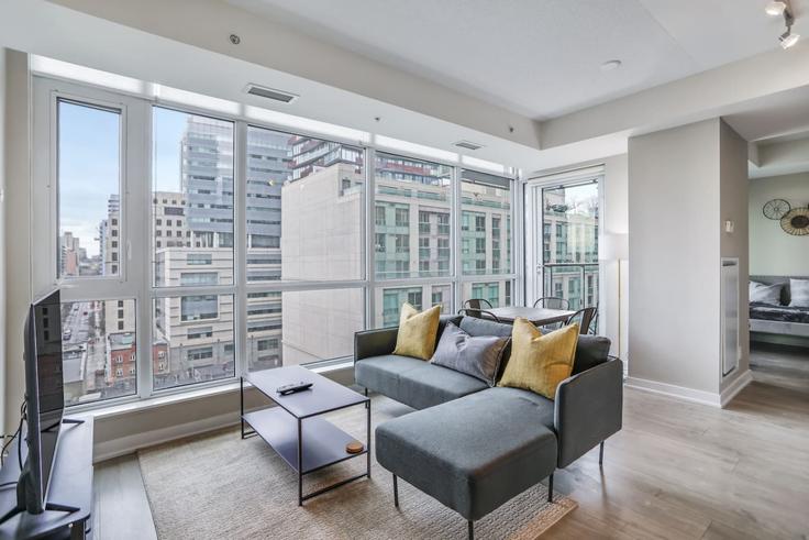 Building Richmond Street West - to-stays-inc - 1471492 adresindeki bir dairede modern mobilyalarla zarif bir şekilde tasarlanmış oturma odası Old Toronto, Toronto