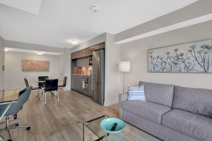 Elegante sala de estar con mobiliario moderno en un apartamento en Building Bloor Street East - to-stays-inc - 1471495 en Old Toronto, Toronto Elegante sala de estar con mobiliario moderno en un apartamento en Building Bloor Street East - to-stays-inc - 1471495 en Old Toronto, Toronto