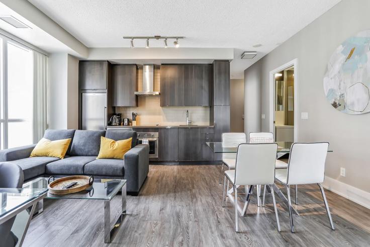 Salle de séjour élégante avec mobilier moderne dans un appartement à Building Front Street West - to-stays-inc - 1471496 à Old Toronto, Toronto Salle de séjour élégante avec mobilier moderne dans un appartement à Building Front Street West - to-stays-inc - 1471496 à Old Toronto, Toronto