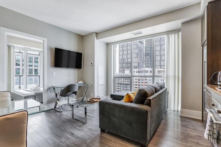 Elegant gestaltetes Wohnzimmer mit moderner Einrichtung in einer Wohnung im Building Front Street West - to-stays-inc - 1471496 in Old Toronto, Toronto Elegant gestaltetes Wohnzimmer mit moderner Einrichtung in einer Wohnung im Building Front Street West - to-stays-inc - 1471496 in Old Toronto, Toronto
