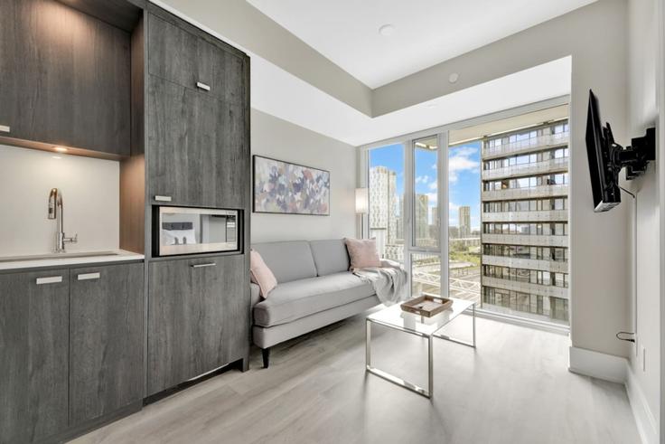 Salle de séjour élégante avec mobilier moderne dans un appartement à Building Front Street West - to-stays-inc - 1471497 à Old Toronto, Toronto Salle de séjour élégante avec mobilier moderne dans un appartement à Building Front Street West - to-stays-inc - 1471497 à Old Toronto, Toronto