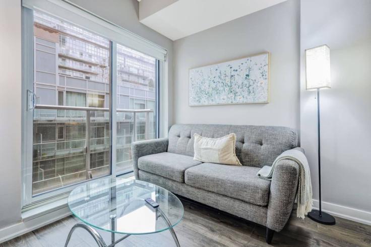 Elegante sala de estar con mobiliario moderno en un apartamento en Building Richmond Street West - to-stays-inc - 1471498 en Old Toronto, Toronto Elegante sala de estar con mobiliario moderno en un apartamento en Building Richmond Street West - to-stays-inc - 1471498 en Old Toronto, Toronto