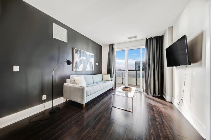 Building Front Street West - to-stays-inc - 1471499 adresindeki bir dairede modern mobilyalarla zarif bir şekilde tasarlanmış oturma odası Old Toronto, Toronto Building Front Street West - to-stays-inc - 1471499 adresindeki bir dairede modern mobilyalarla zarif bir şekilde tasarlanmış oturma odası Old Toronto, Toronto