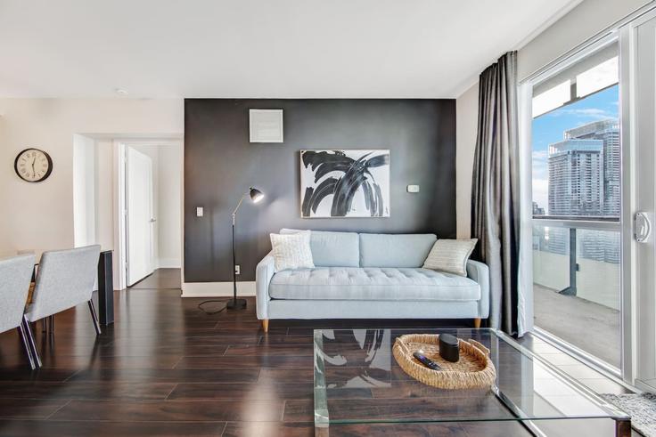 Salle de séjour élégante avec mobilier moderne dans un appartement à Building Front Street West - to-stays-inc - 1471499 à Old Toronto, Toronto Salle de séjour élégante avec mobilier moderne dans un appartement à Building Front Street West - to-stays-inc - 1471499 à Old Toronto, Toronto