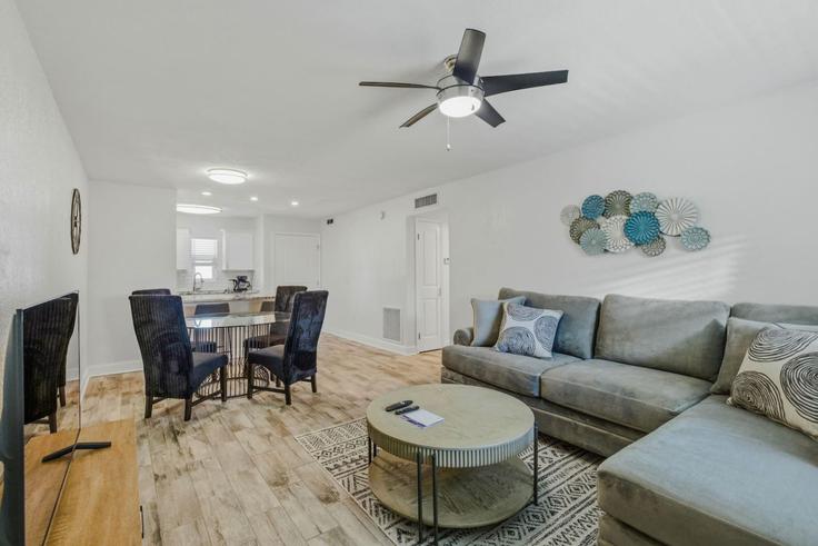 Elegant gestaltetes Wohnzimmer mit moderner Einrichtung in einer Wohnung im Building West Cleveland Street - to-stays-inc - 1471502 in Tampa, Tampa