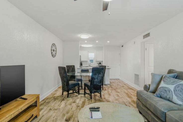 Elegant gestaltetes Wohnzimmer mit moderner Einrichtung in einer Wohnung im Building West Cleveland Street - to-stays-inc - 1471503 in Tampa, Tampa