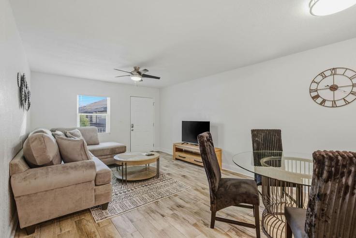 Elegant gestaltetes Wohnzimmer mit moderner Einrichtung in einer Wohnung im Building West Cleveland Street - to-stays-inc - 1471504 in Tampa, Tampa