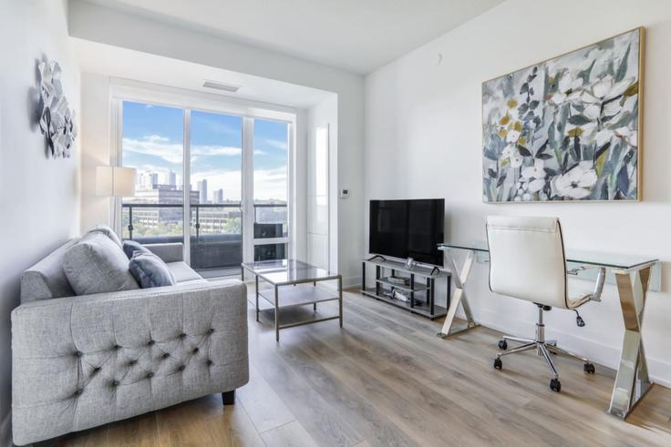 Sala de estar elegantemente projetada com móveis modernos em um apartamento no Building Adra villaway - to-stays-inc - 1471505 em North York, Toronto Sala de estar elegantemente projetada com móveis modernos em um apartamento no Building Adra villaway - to-stays-inc - 1471505 em North York, Toronto