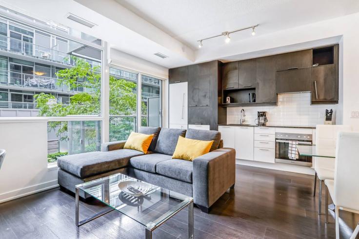 Elegante sala de estar con mobiliario moderno en un apartamento en Building Richmond Street West - to-stays-inc - 1471506 en Old Toronto, Toronto Elegante sala de estar con mobiliario moderno en un apartamento en Building Richmond Street West - to-stays-inc - 1471506 en Old Toronto, Toronto