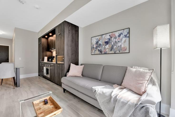 Salle de séjour élégante avec mobilier moderne dans un appartement à Building Front Street West - to-stays-inc - 1471508 à Old Toronto, Toronto Salle de séjour élégante avec mobilier moderne dans un appartement à Building Front Street West - to-stays-inc - 1471508 à Old Toronto, Toronto