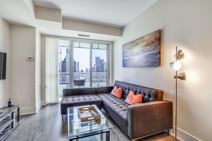 Elegant gestaltetes Wohnzimmer mit moderner Einrichtung in einer Wohnung im Building Front Street West - to-stays-inc - 1471519 in Old Toronto, Toronto