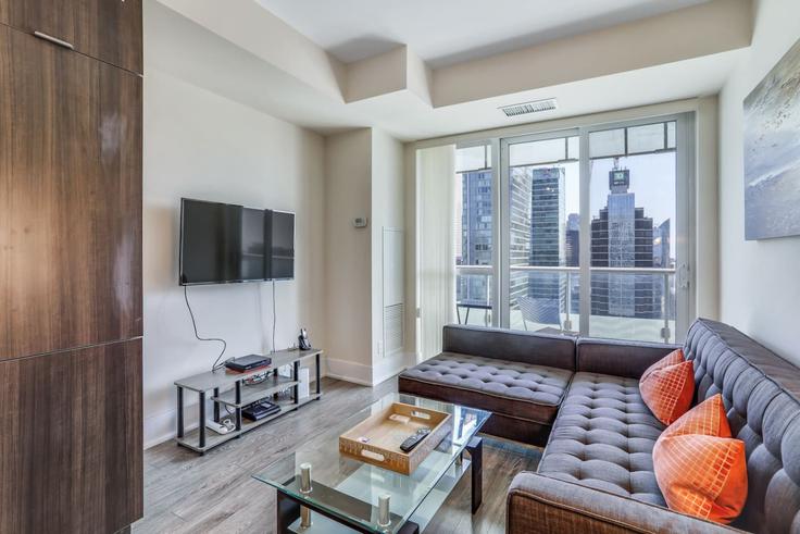 Toronto Old TorontoのBuilding Front Street West - to-stays-inc - 1471519のアパートメントにある、モダンな家具を備えたエレガントなデザインのリビングルーム Toronto Old TorontoのBuilding Front Street West - to-stays-inc - 1471519のアパートメントにある、モダンな家具を備えたエレガントなデザインのリビングルーム