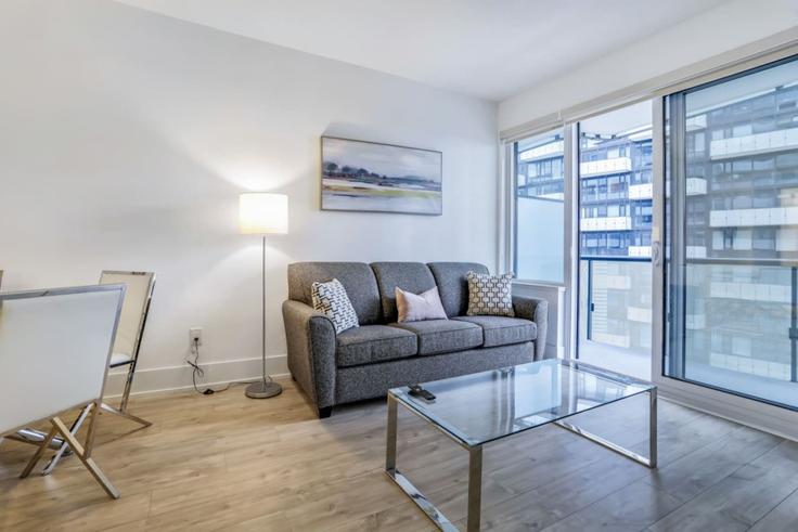 Salle de séjour élégante avec mobilier moderne dans un appartement à Building Front Street West - to-stays-inc - 1543159 à Old Toronto, Toronto Salle de séjour élégante avec mobilier moderne dans un appartement à Building Front Street West - to-stays-inc - 1543159 à Old Toronto, Toronto