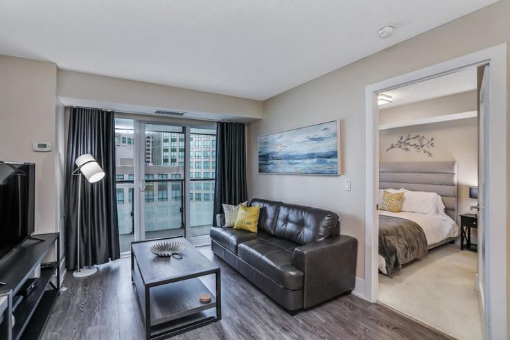 Old Toronto, Toronto에 위치한 Building Front Street West - to-stays-inc - 1574152 유닛의 세련된 인테리어가 돋보이는 거실 Old Toronto, Toronto에 위치한 Building Front Street West - to-stays-inc - 1574152 유닛의 세련된 인테리어가 돋보이는 거실