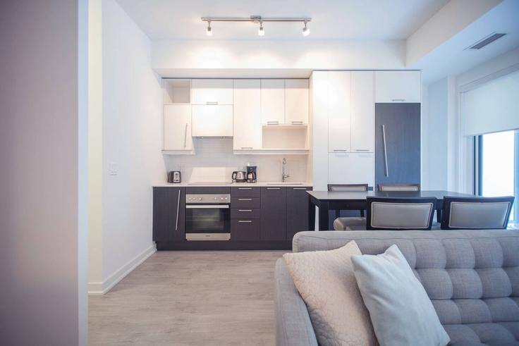 Elegante sala de estar con mobiliario moderno en un apartamento en Building Richmond Street West - to-stays-inc - 1579053 en Old Toronto, Toronto