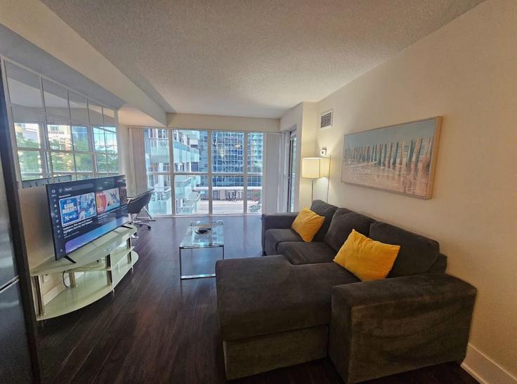 Salle de séjour élégante avec mobilier moderne dans un appartement à Building Front Street West - to-stays-inc - 1471501 à Old Toronto, Toronto Salle de séjour élégante avec mobilier moderne dans un appartement à Building Front Street West - to-stays-inc - 1471501 à Old Toronto, Toronto