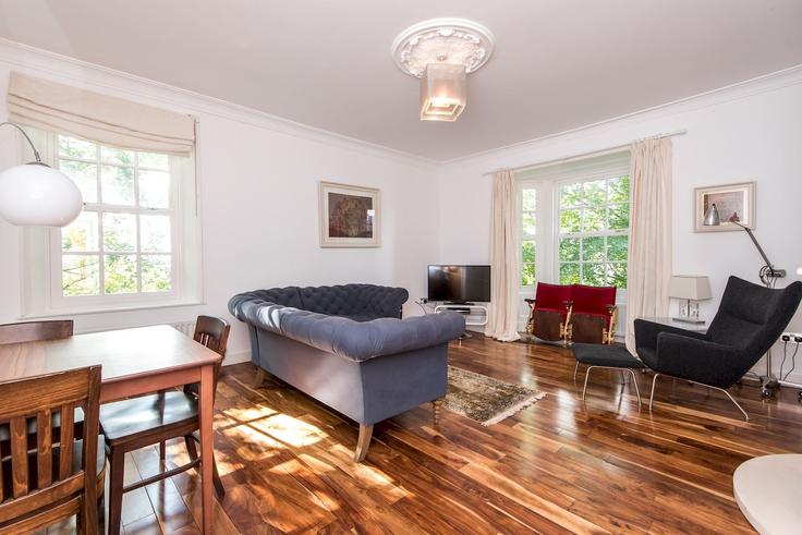 Elegant gestaltetes Wohnzimmer mit moderner Einrichtung in einer Wohnung im Building Grove House Drive - toast-stays - 1695770 in Durham, Durham Elegant gestaltetes Wohnzimmer mit moderner Einrichtung in einer Wohnung im Building Grove House Drive - toast-stays - 1695770 in Durham, Durham