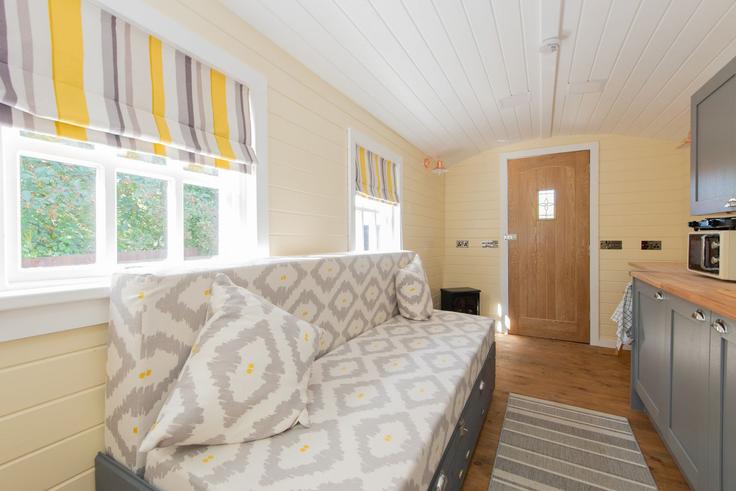 Elegant gestaltetes Wohnzimmer mit moderner Einrichtung in einer Wohnung im Building East View - toast-stays - 1695789 in Durham, Durham Elegant gestaltetes Wohnzimmer mit moderner Einrichtung in einer Wohnung im Building East View - toast-stays - 1695789 in Durham, Durham