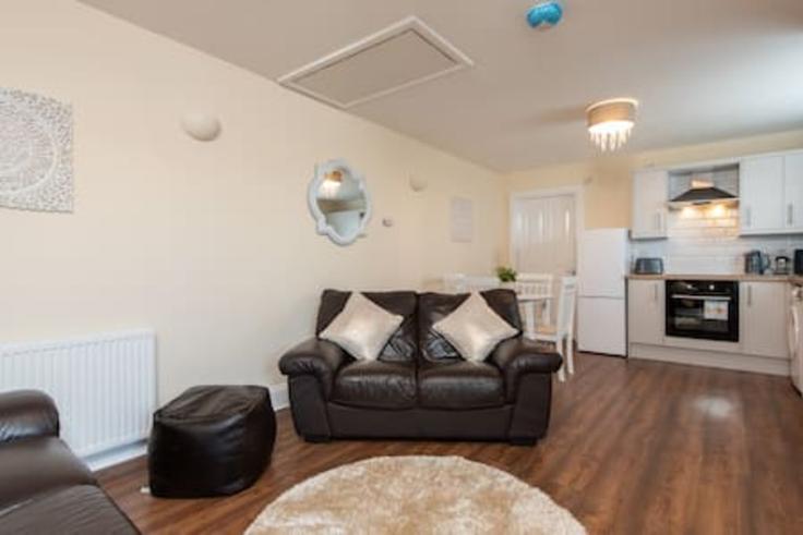 Elegant gestaltetes Wohnzimmer mit moderner Einrichtung in einer Wohnung im Building Front Street - toast-stays - 1695797 in Durham, Durham Elegant gestaltetes Wohnzimmer mit moderner Einrichtung in einer Wohnung im Building Front Street - toast-stays - 1695797 in Durham, Durham
