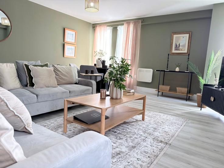Elegant gestaltetes Wohnzimmer mit moderner Einrichtung in einer Wohnung im Building Parsons Road - toast-stays - 1695830 in City of Sunderland, Washington Elegant gestaltetes Wohnzimmer mit moderner Einrichtung in einer Wohnung im Building Parsons Road - toast-stays - 1695830 in City of Sunderland, Washington