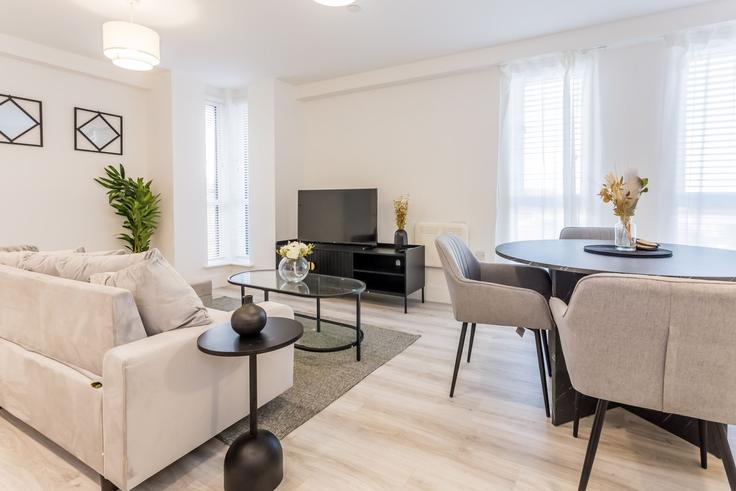 Elegante sala de estar con mobiliario moderno en un apartamento en Building Parsons Road - toast-stays - 1695810 en City of Sunderland, Washington Elegante sala de estar con mobiliario moderno en un apartamento en Building Parsons Road - toast-stays - 1695810 en City of Sunderland, Washington
