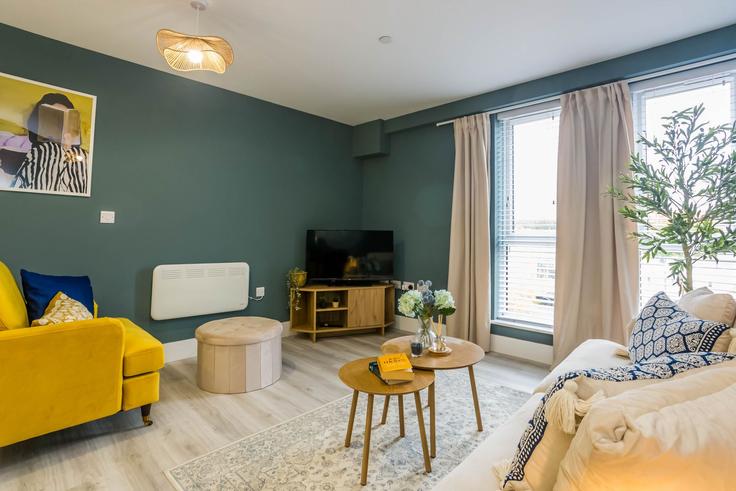 Elegant gestaltetes Wohnzimmer mit moderner Einrichtung in einer Wohnung im Building Parsons Road - toast-stays - 1695817 in City of Sunderland, Washington Elegant gestaltetes Wohnzimmer mit moderner Einrichtung in einer Wohnung im Building Parsons Road - toast-stays - 1695817 in City of Sunderland, Washington