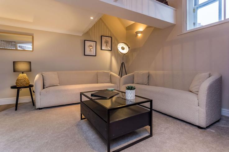 Elegant gestaltetes Wohnzimmer mit moderner Einrichtung in einer Wohnung im Building St Andrews Court - toast-stays - 1695813 in Durham, Durham Elegant gestaltetes Wohnzimmer mit moderner Einrichtung in einer Wohnung im Building St Andrews Court - toast-stays - 1695813 in Durham, Durham