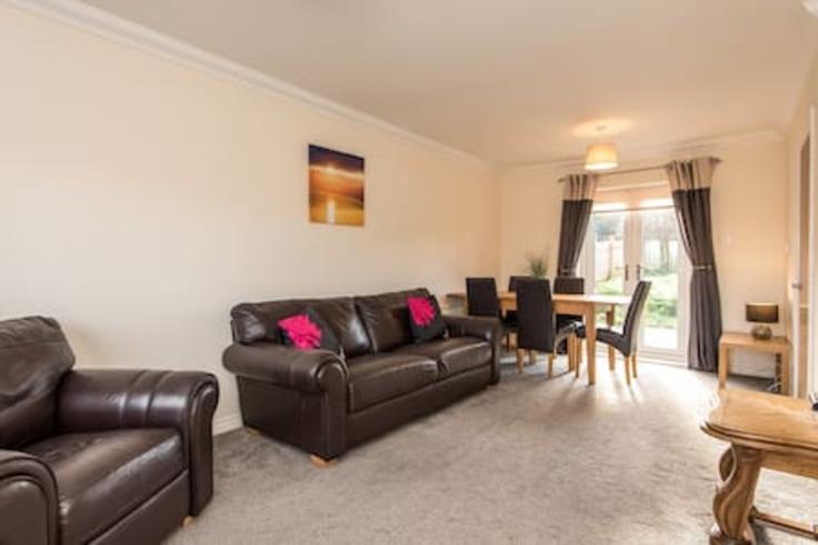Elegant gestaltetes Wohnzimmer mit moderner Einrichtung in einer Wohnung im Building Eastern Avenue - toast-stays - 1695835 in Durham, Durham