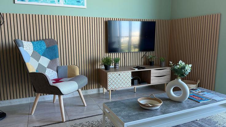 Sala de estar elegantemente projetada com móveis modernos em um apartamento no Building 2346+V84 - too-coool-vacation-ltd - 1320802 em Paralimni, Paralimni