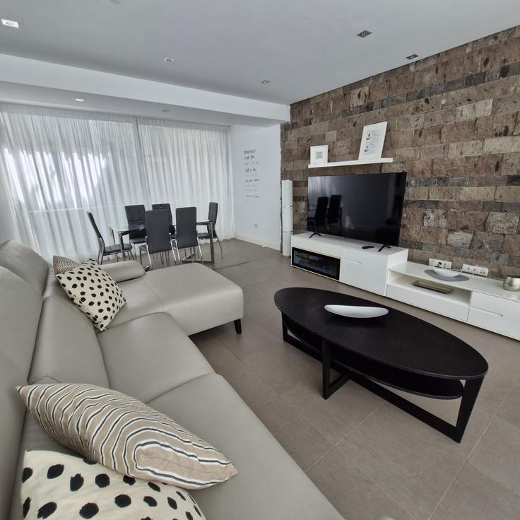 Elegante sala de estar con mobiliario moderno en un apartamento en Building Calle Bischosfshofen - top-kanaren - 1359797 en Costa Adeje, Costa Adeje