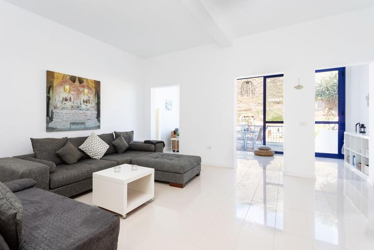 Elegant gestaltetes Wohnzimmer mit moderner Einrichtung in einer Wohnung im Building Pasaje Banquitos - top-kanaren - 1359833 in Santa Cruz de Tenerife, Santa Cruz de Tenerife