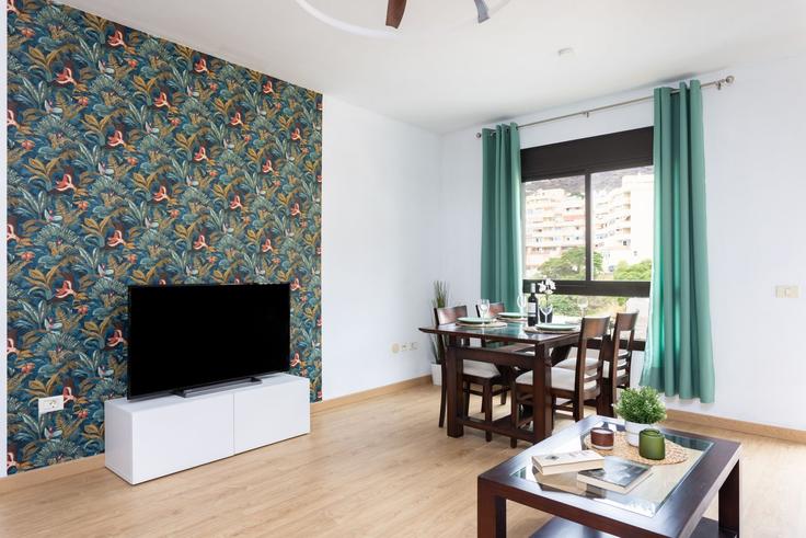 Candelaria CandelariaのBuilding Calle Princesa Guayarmina - top-kanaren - 1359837のアパートメントにある、モダンな家具を備えたエレガントなデザインのリビングルーム