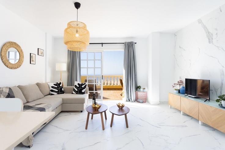 Elegante sala de estar con mobiliario moderno en un apartamento en Building Calle Baleares - top-kanaren - 1359813 en Costa Adeje, Costa Adeje