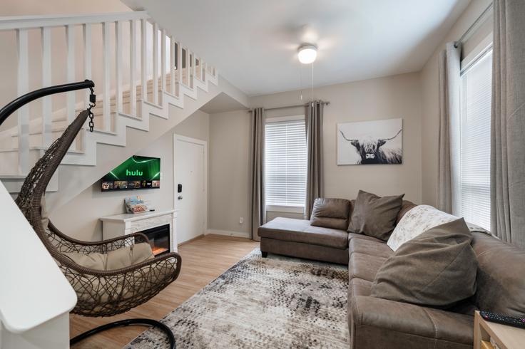 Salle de séjour élégante avec mobilier moderne dans un appartement à Building Lagonda Avenue - top-tier-estates - 1626237 à Fort Worth, Fort Worth Salle de séjour élégante avec mobilier moderne dans un appartement à Building Lagonda Avenue - top-tier-estates - 1626237 à Fort Worth, Fort Worth