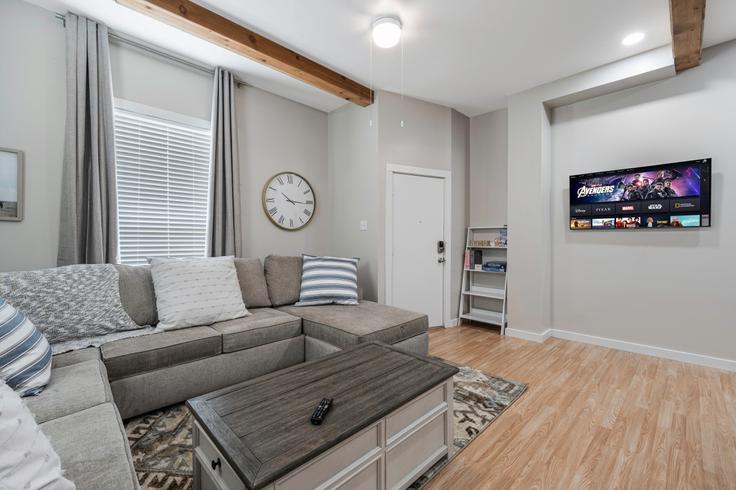Salle de séjour élégante avec mobilier moderne dans un appartement à Building Lagonda Avenue - top-tier-estates - 1626230 à Fort Worth, Fort Worth Salle de séjour élégante avec mobilier moderne dans un appartement à Building Lagonda Avenue - top-tier-estates - 1626230 à Fort Worth, Fort Worth