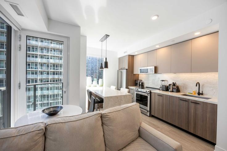 Old Toronto, Toronto에 위치한 Building Dalhousie Street - torontoluxurysuitesnew - 1360023 유닛의 세련된 인테리어가 돋보이는 거실