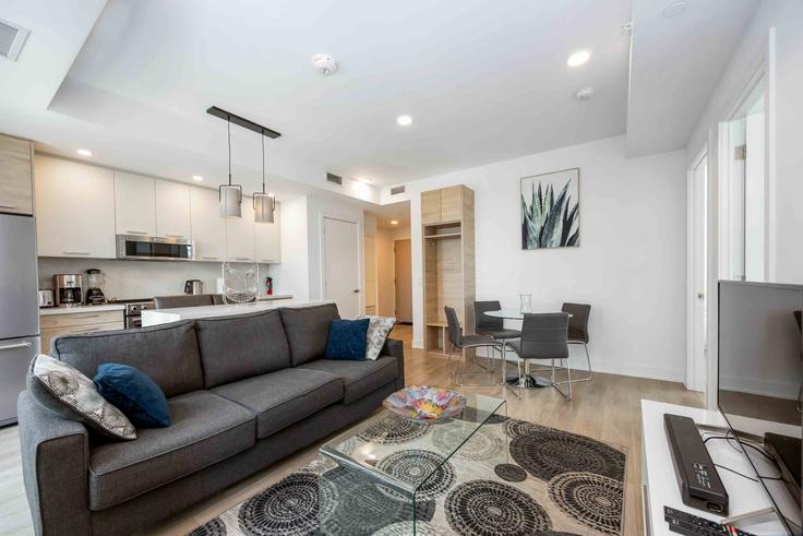 Elegant gestaltetes Wohnzimmer mit moderner Einrichtung in einer Wohnung im Building Redpath Avenue - torontoluxurysuitesnew - 1357578 in Old Toronto, Toronto