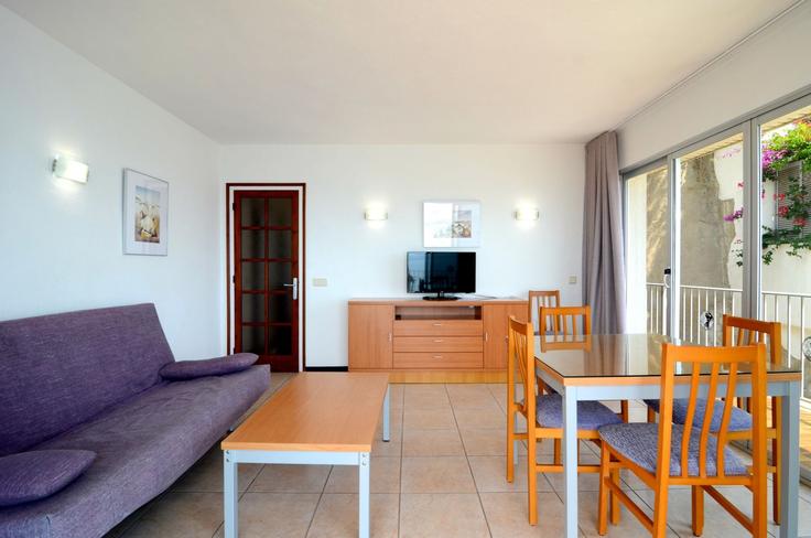 Elegant gestaltetes Wohnzimmer mit moderner Einrichtung in einer Wohnung im Building Carrer Cap de la Barra - torrent-api - 1395532 in L'Estartit, L'Estartit Elegant gestaltetes Wohnzimmer mit moderner Einrichtung in einer Wohnung im Building Carrer Cap de la Barra - torrent-api - 1395532 in L'Estartit, L'Estartit