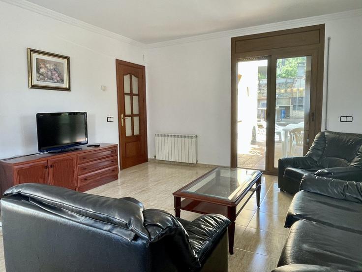 Sala de estar elegantemente projetada com móveis modernos em um apartamento no Building Carrer de J. Puig i Cadafalch - torrent-api - 1387872 em L'Escala, L'Escala