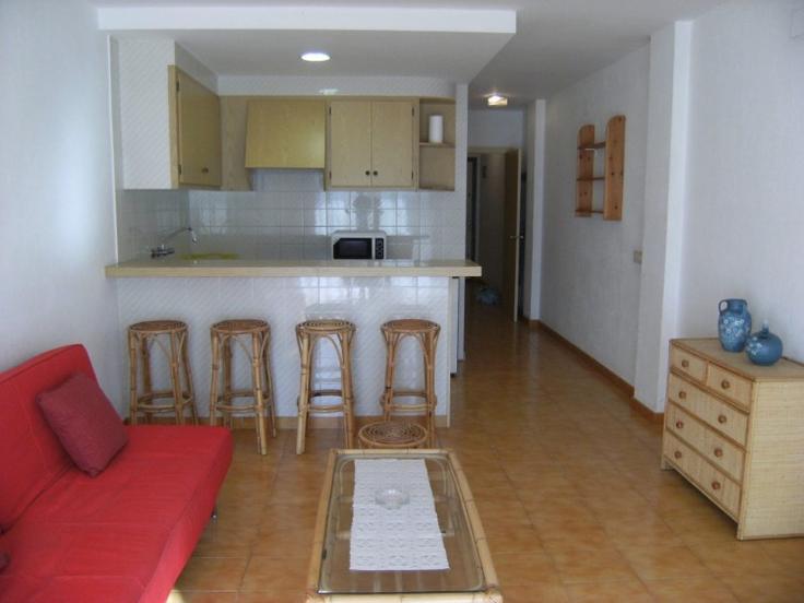 Sala de estar elegantemente projetada com móveis modernos em um apartamento no Building Carrer la Cellera - torrent-api - 1395438 em L'Escala, L'Escala Sala de estar elegantemente projetada com móveis modernos em um apartamento no Building Carrer la Cellera - torrent-api - 1395438 em L'Escala, L'Escala