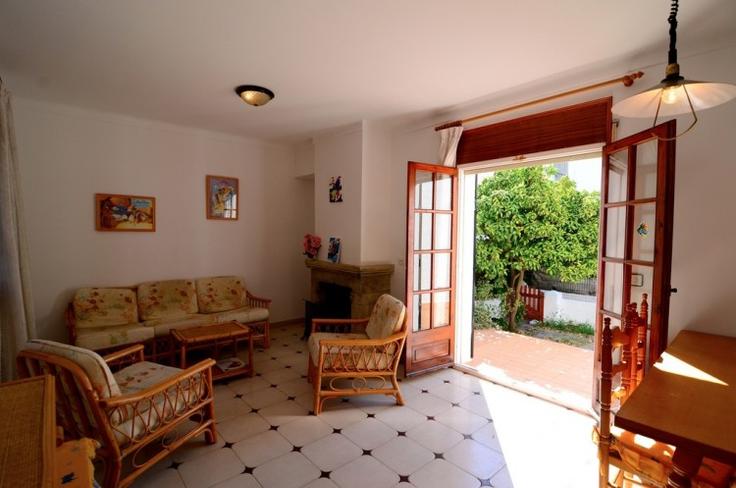 Sala de estar elegantemente projetada com móveis modernos em um apartamento no Building Carrer Santa Coloma - torrent-api - 1395354 em L'Escala, L'Escala Sala de estar elegantemente projetada com móveis modernos em um apartamento no Building Carrer Santa Coloma - torrent-api - 1395354 em L'Escala, L'Escala