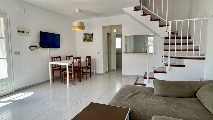 Sala de estar elegantemente projetada com móveis modernos em um apartamento no Building Carrer Foixà - torrent-api - 1395329 em L'Escala, L'Escala Sala de estar elegantemente projetada com móveis modernos em um apartamento no Building Carrer Foixà - torrent-api - 1395329 em L'Escala, L'Escala