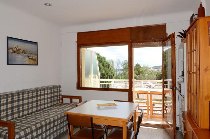 Sala de estar elegantemente projetada com móveis modernos em um apartamento no Building Carrer Migjorn - torrent-api - 1395324 em L'Escala, L'Escala Sala de estar elegantemente projetada com móveis modernos em um apartamento no Building Carrer Migjorn - torrent-api - 1395324 em L'Escala, L'Escala