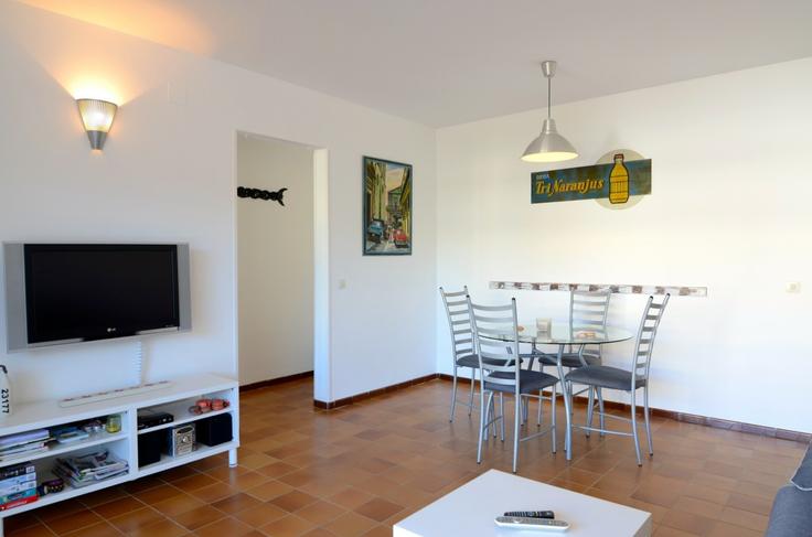 Elegant gestaltetes Wohnzimmer mit moderner Einrichtung in einer Wohnung im Building Passatge Racó - torrent-api - 1387832 in Begur, Begur Elegant gestaltetes Wohnzimmer mit moderner Einrichtung in einer Wohnung im Building Passatge Racó - torrent-api - 1387832 in Begur, Begur