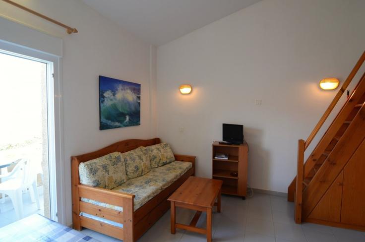 Salle de séjour élégante avec mobilier moderne dans un appartement à Building Carrer Tulipa - torrent-api - 1395365 à Els Griells, Els Griells