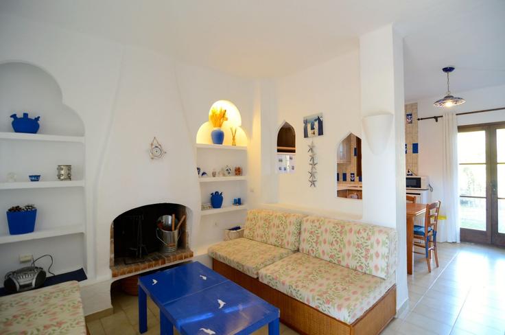 Building Carrer del Golf - torrent-api - 1395332 adresindeki bir dairede modern mobilyalarla zarif bir şekilde tasarlanmış oturma odası Pals, Pals