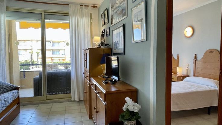 Salle de séjour élégante avec mobilier moderne dans un appartement à Building Carrer Assutzena - torrent-api - 1387799 à Els Griells, Els Griells