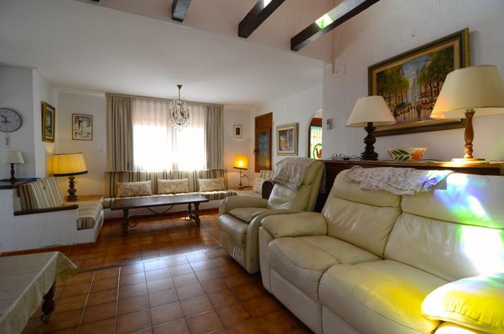 Salle de séjour élégante avec mobilier moderne dans un appartement à Building Carrer Solsonès - torrent-api - 1387805 à Torroella de Montgrí, Torroella de Montgrí Salle de séjour élégante avec mobilier moderne dans un appartement à Building Carrer Solsonès - torrent-api - 1387805 à Torroella de Montgrí, Torroella de Montgrí